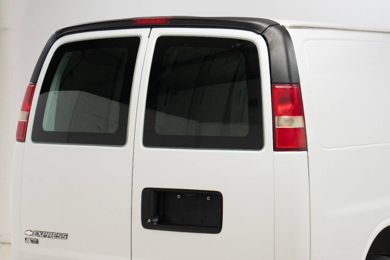 Used 2017 Chevrolet Express 2500 Extended image 17