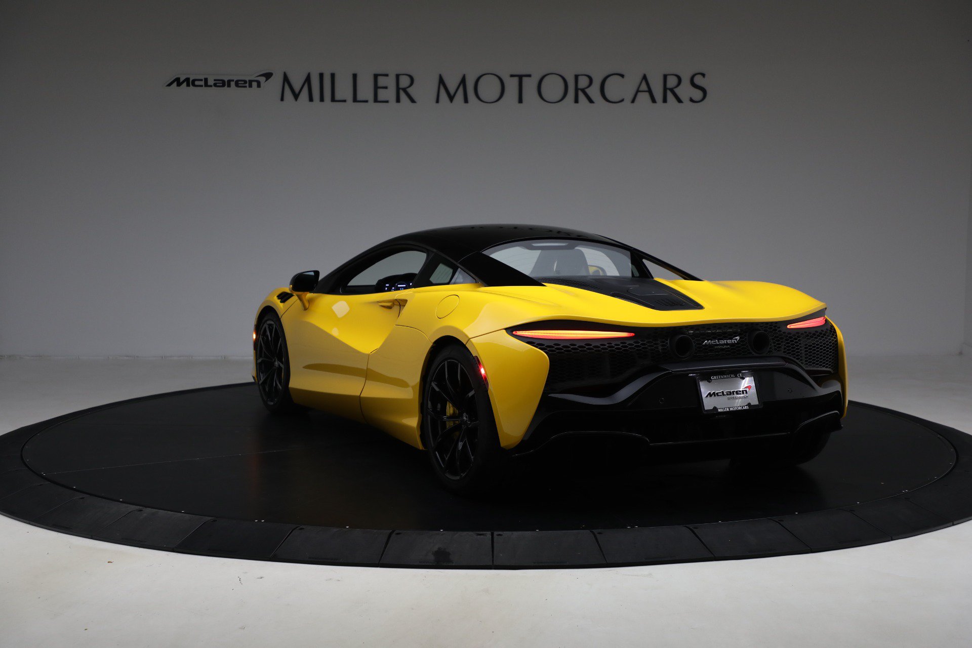 Used 2024 McLaren Artura RWD image 5