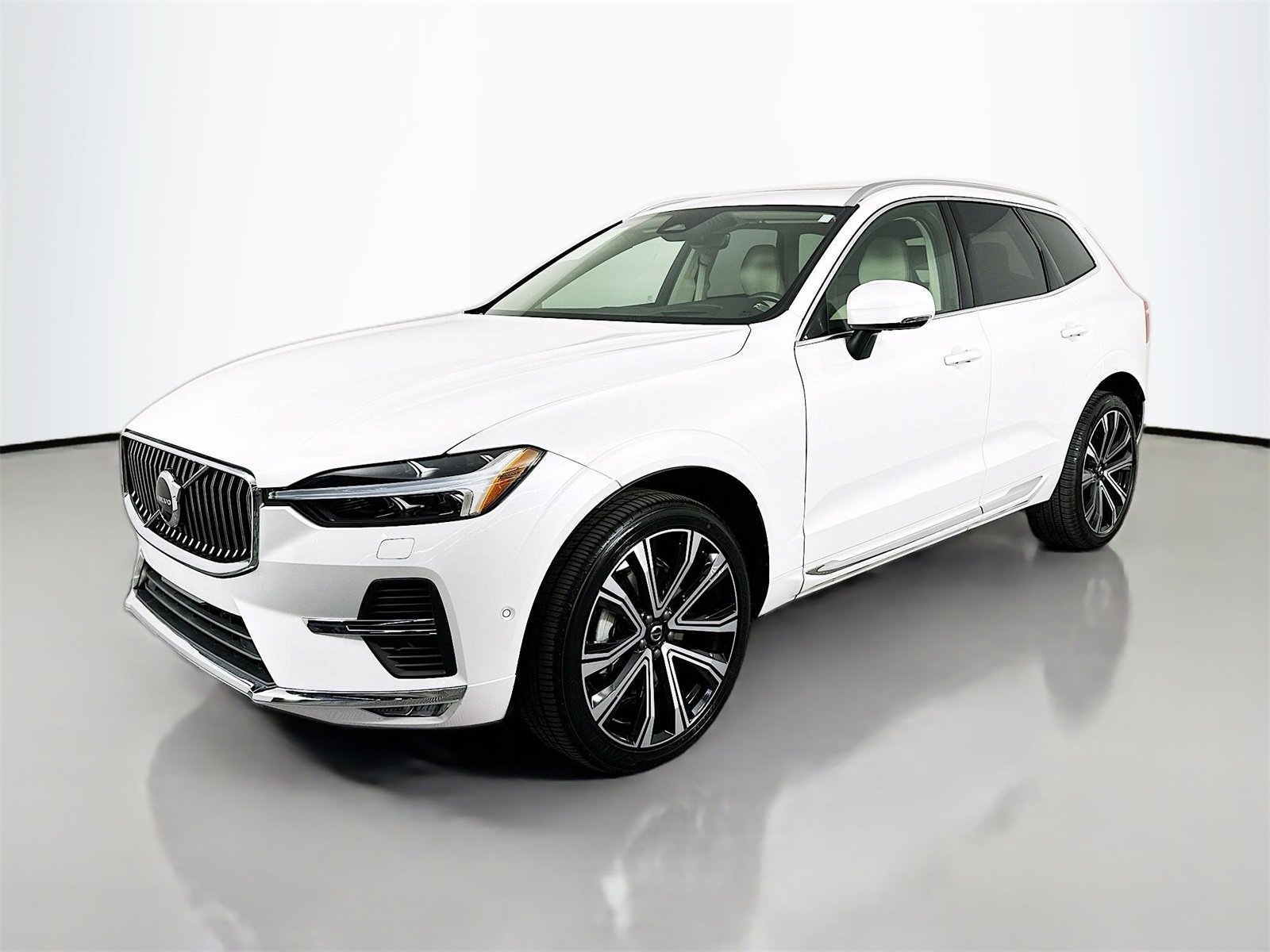 Used 2023 Volvo XC60 B6 Ultimate w/ Protection Package Premier image 3