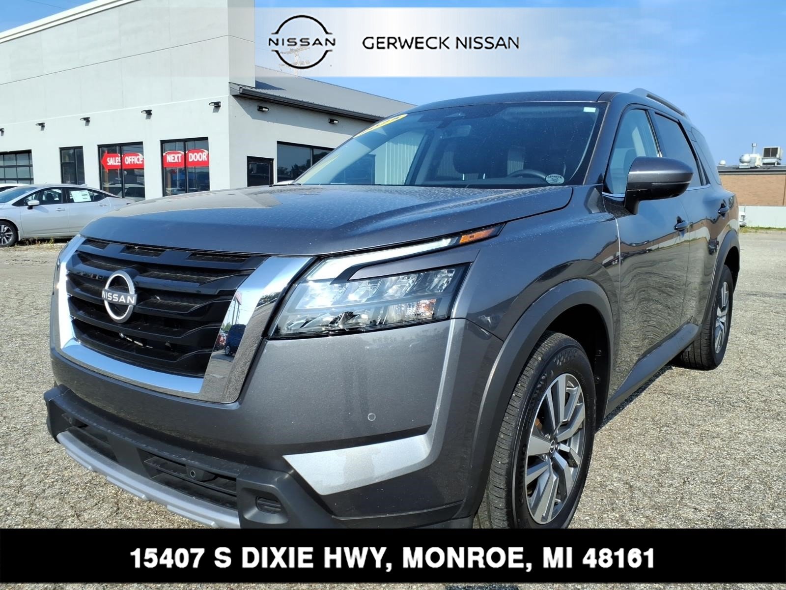 Used 2025 Nissan Pathfinder SL AWD/4WD image 1