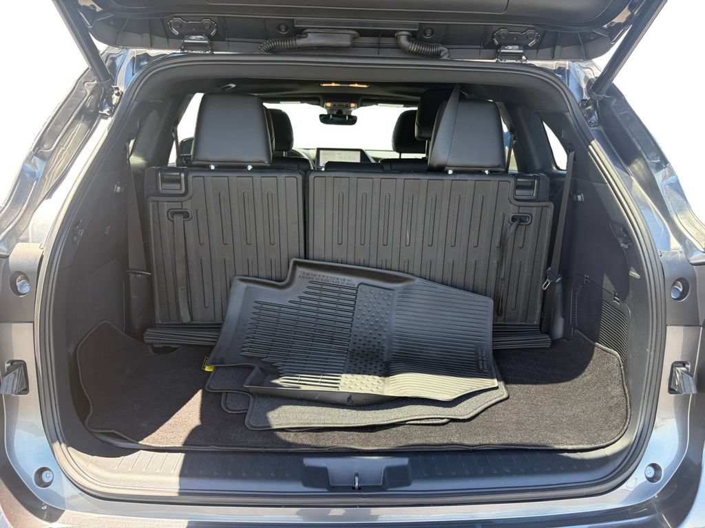 Used 2023 Toyota Highlander XSE FWD image 19