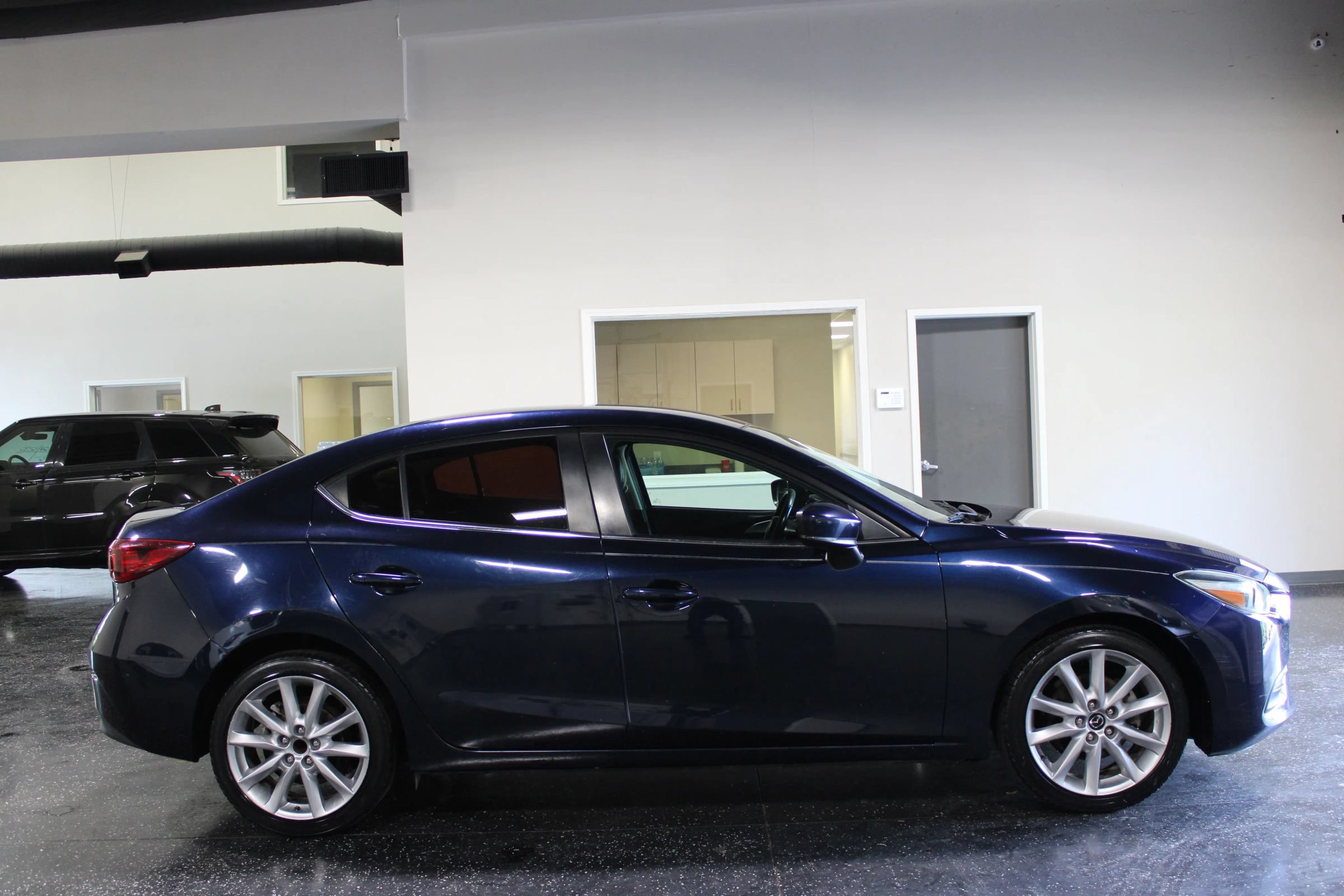 Used 2017 MAZDA MAZDA3 Touring FWD image 2