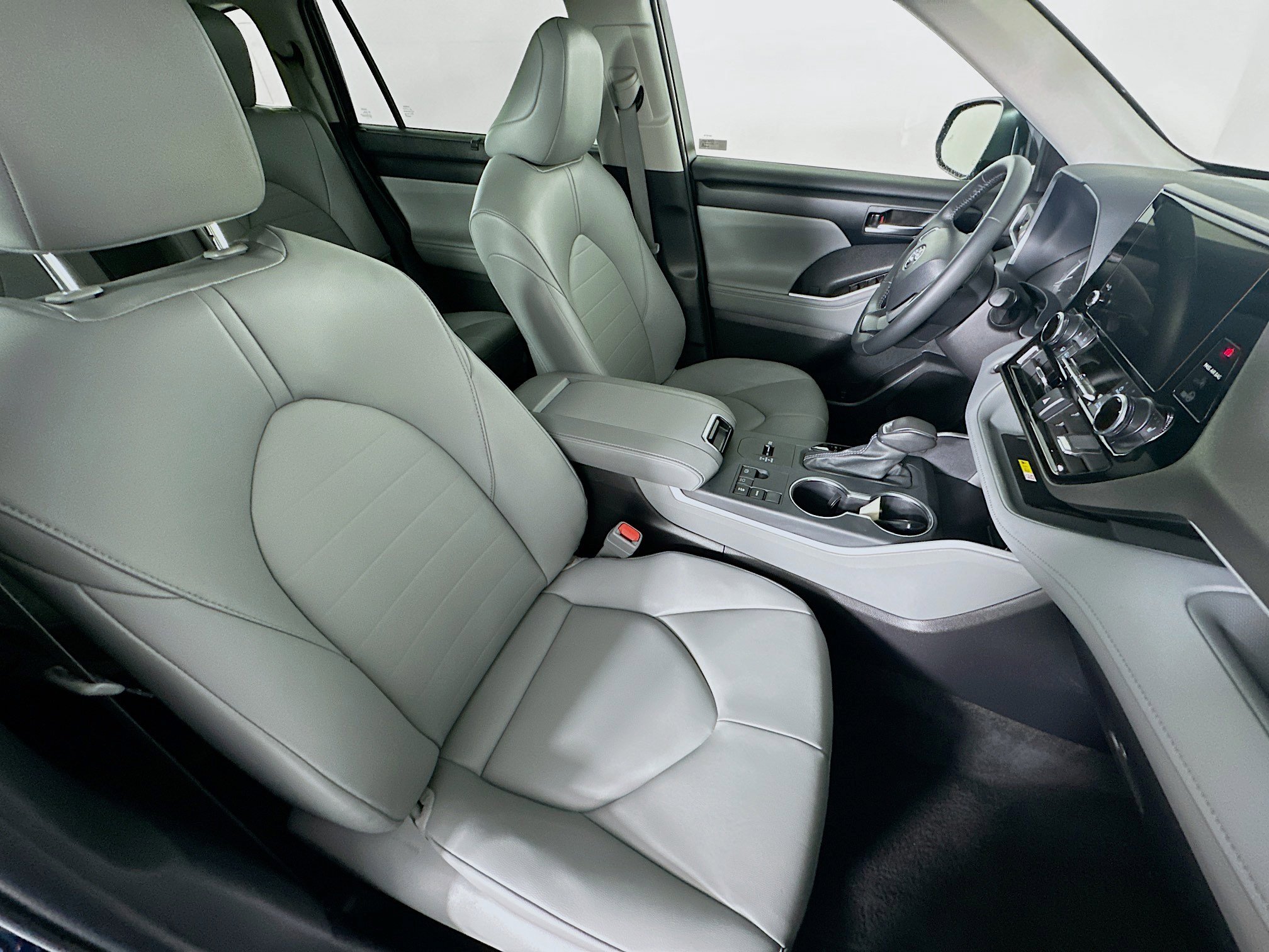 Used 2025 Toyota Highlander XLE image 35