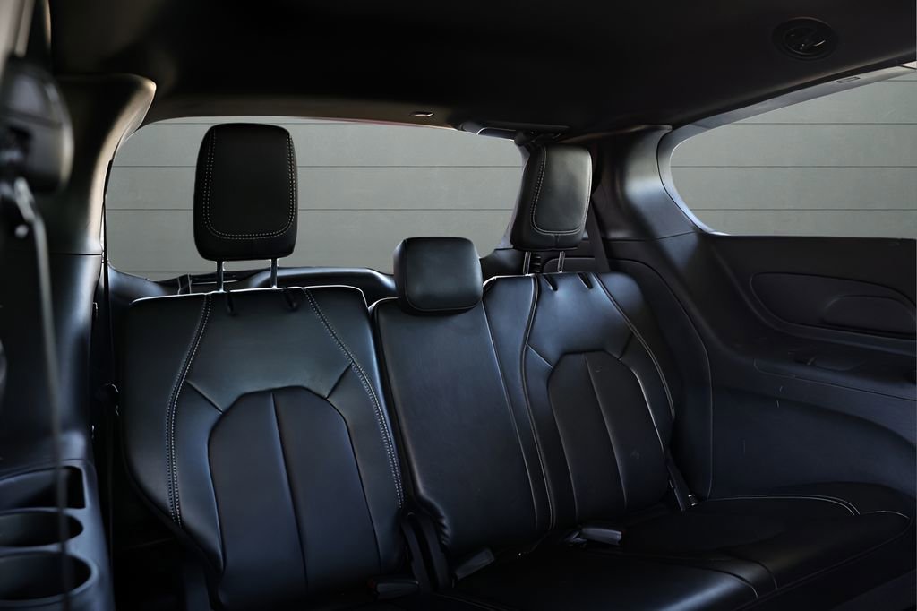 Used 2025 Chrysler Pacifica Select image 64