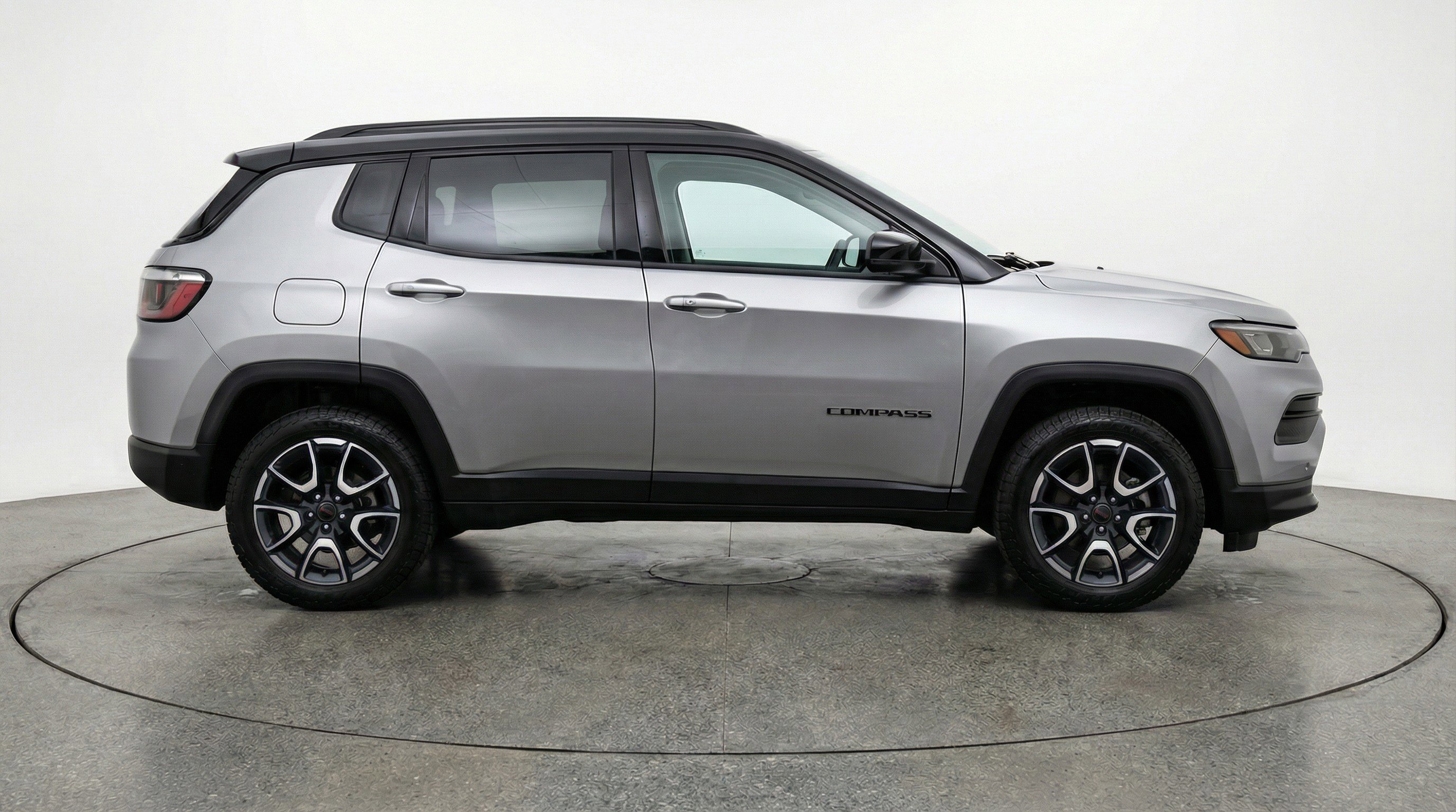Used 2025 Jeep Compass Trailhawk AWD/4WD image 11