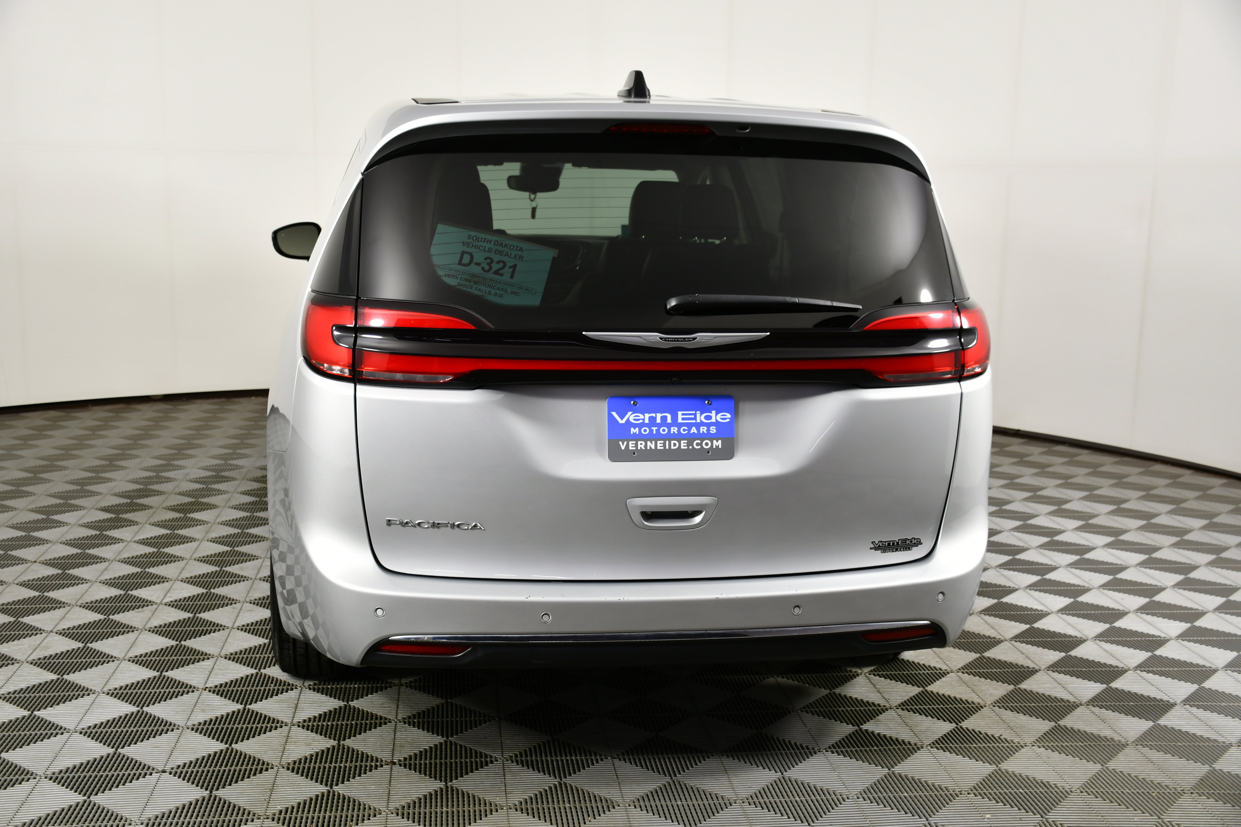 Used 2024 Chrysler Pacifica Touring-L image 7