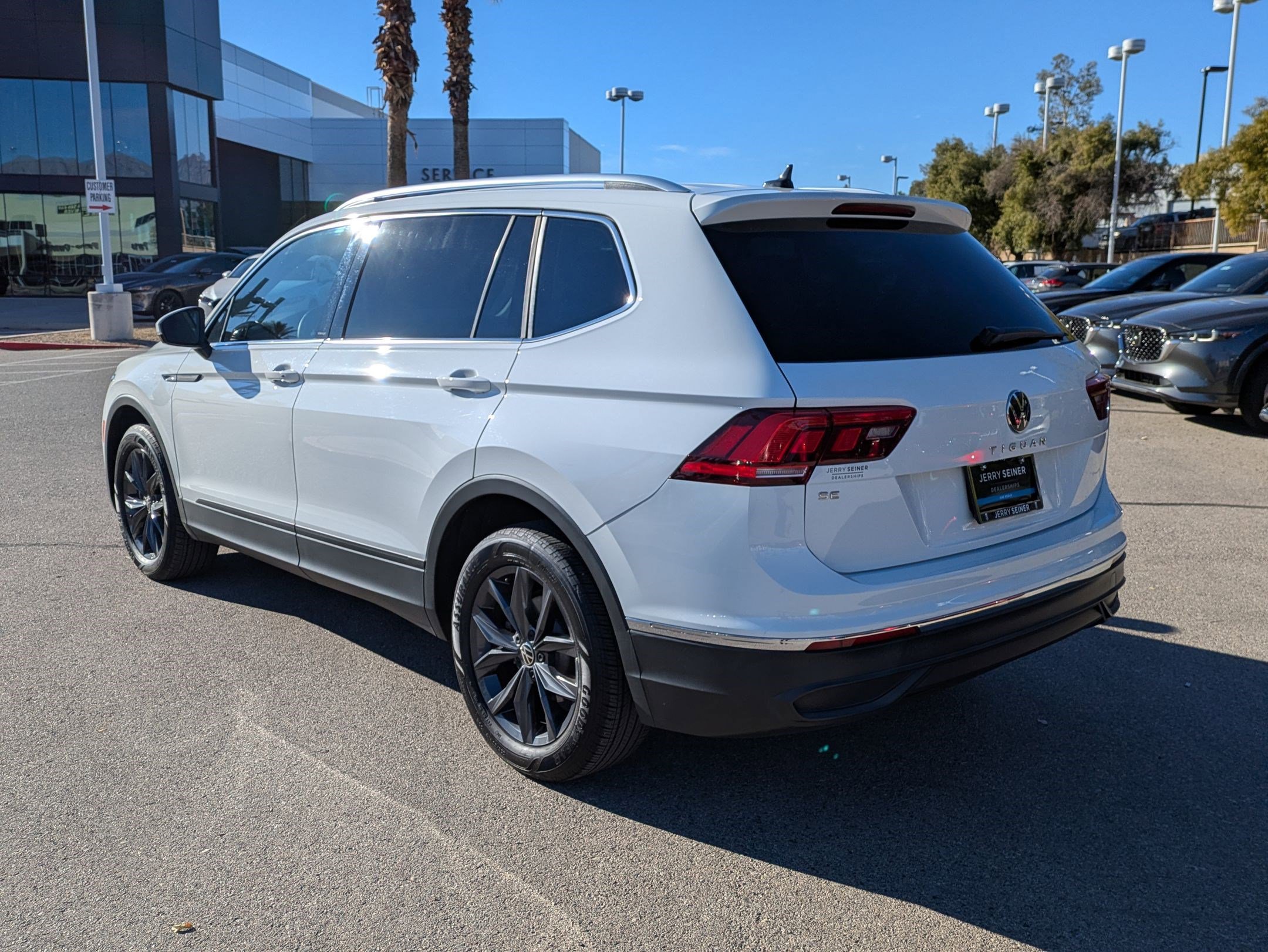 Used 2022 Volkswagen Tiguan SE image 3