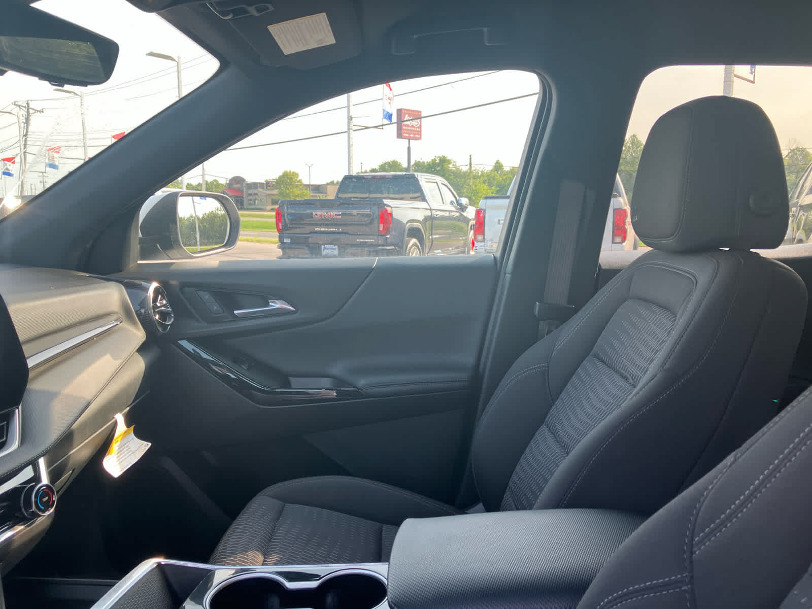 Used 2025 Chevrolet Equinox LT w/ Safety and Technology Package FWD image 10
