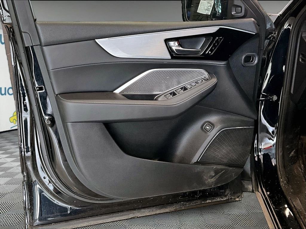 Used 2023 Acura MDX SH-AWD w/ Technology Package image 9