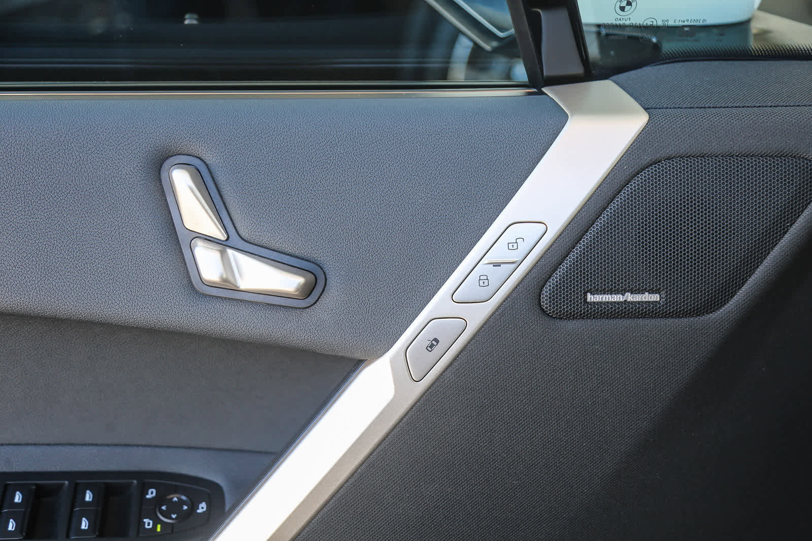 Used 2025 BMW iX xDrive50 image 18