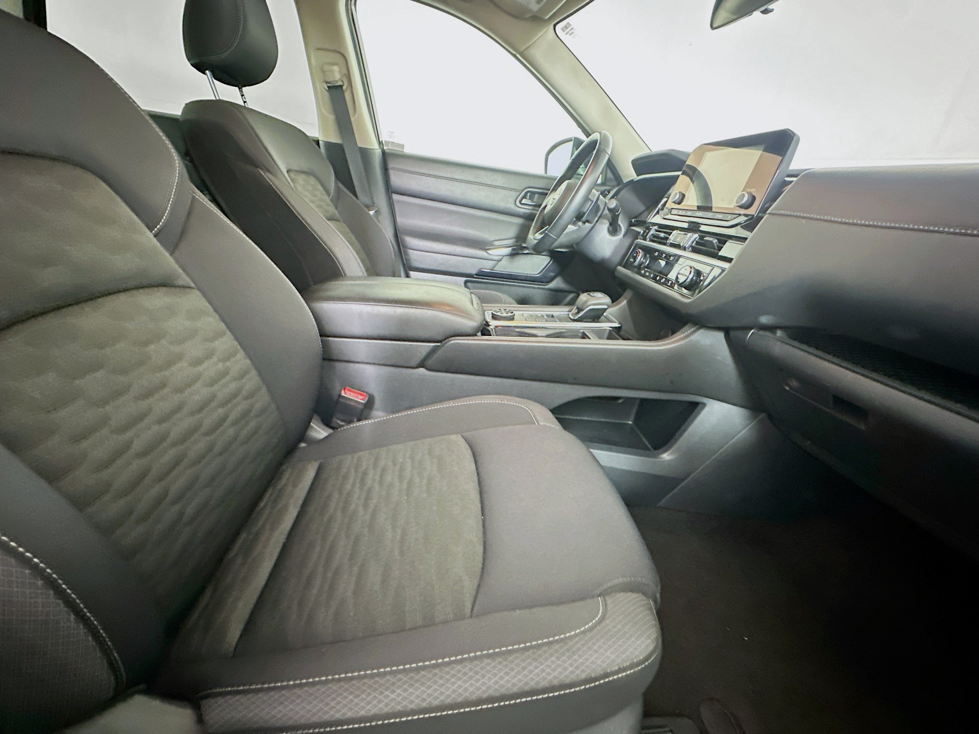 Used 2025 Nissan Pathfinder SV AWD/4WD image 31
