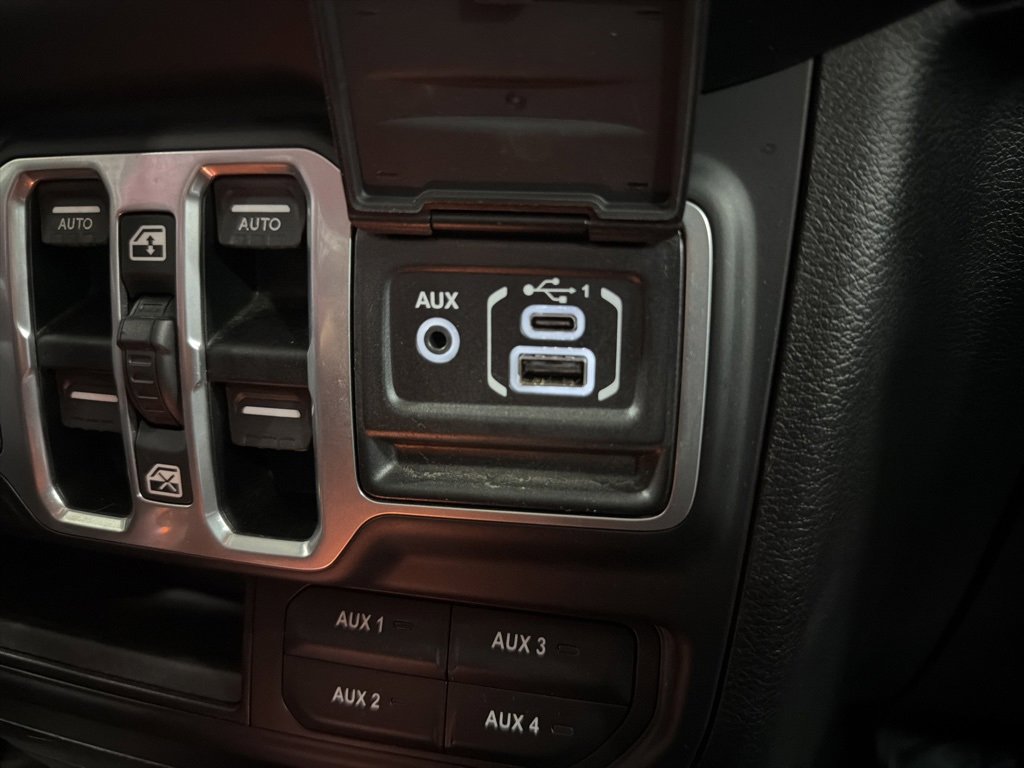 Used 2018 Jeep Wrangler Unlimited Sahara image 30