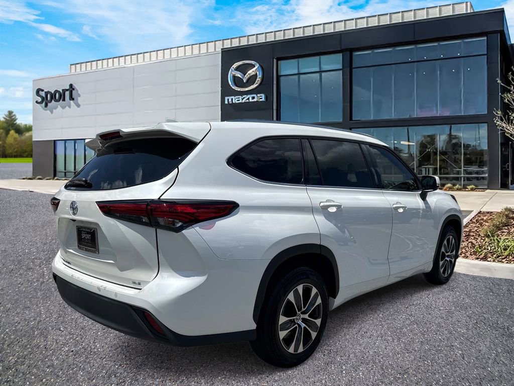 Used 2021 Toyota Highlander XLE FWD image 3
