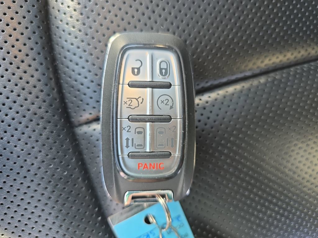 Used 2025 Chrysler Pacifica Limited FWD image 38