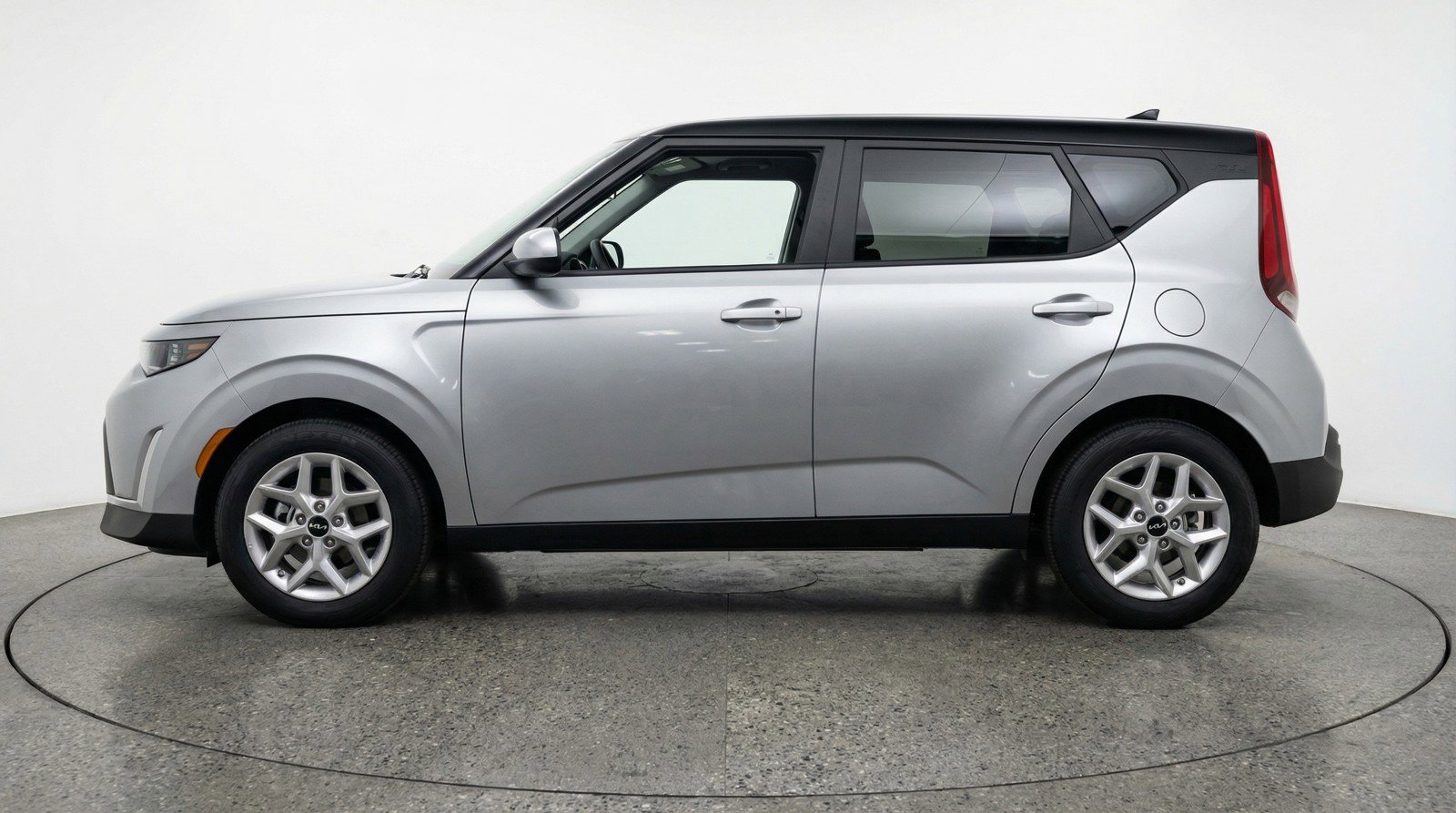 Used 2025 Kia Soul LX w/ LX Technology Package FWD image 5