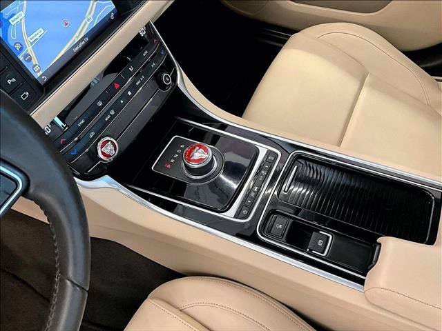 Used 2018 Jaguar XF Premium RWD image 14