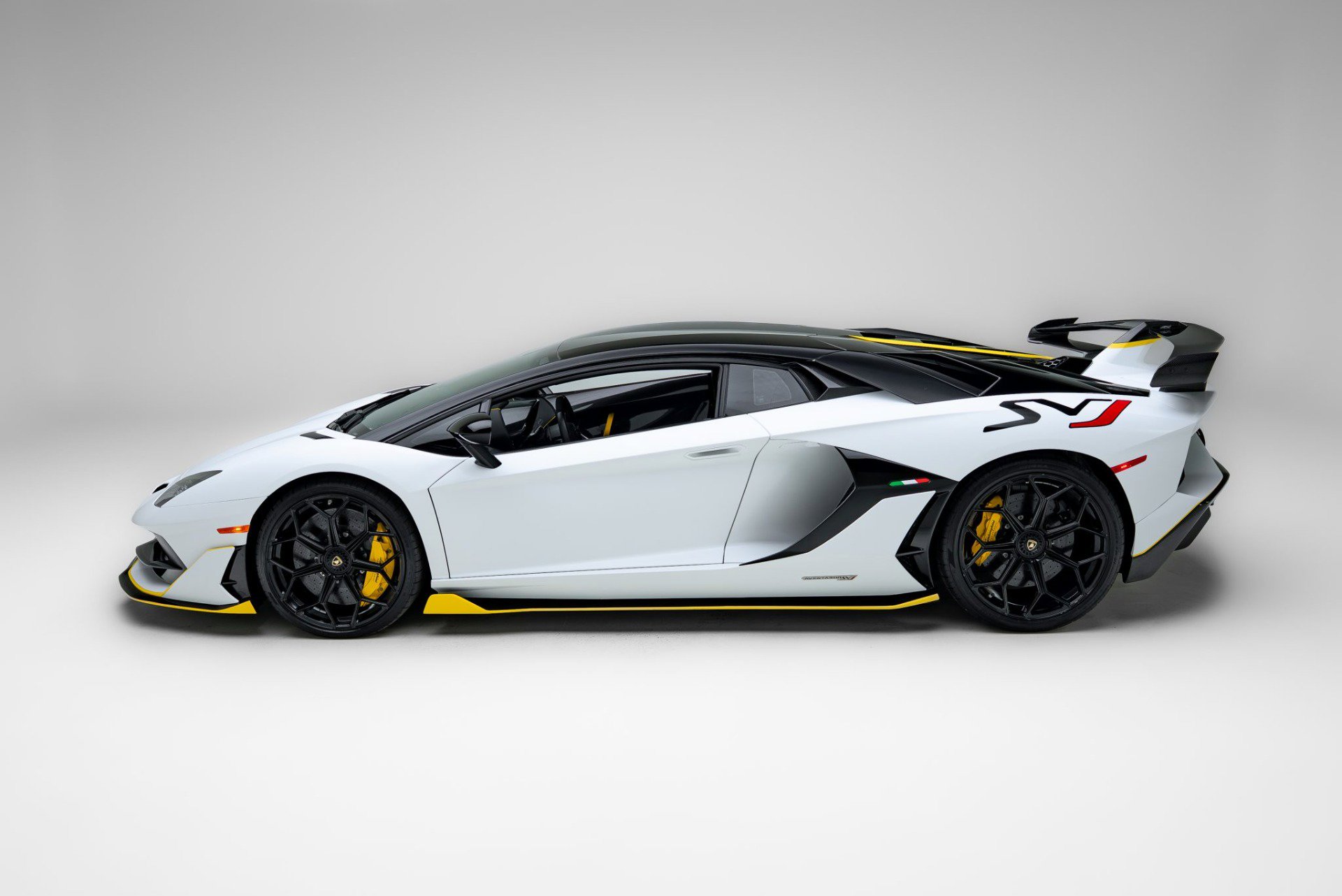 Used 2021 Lamborghini Aventador SVJ AWD/4WD image 10