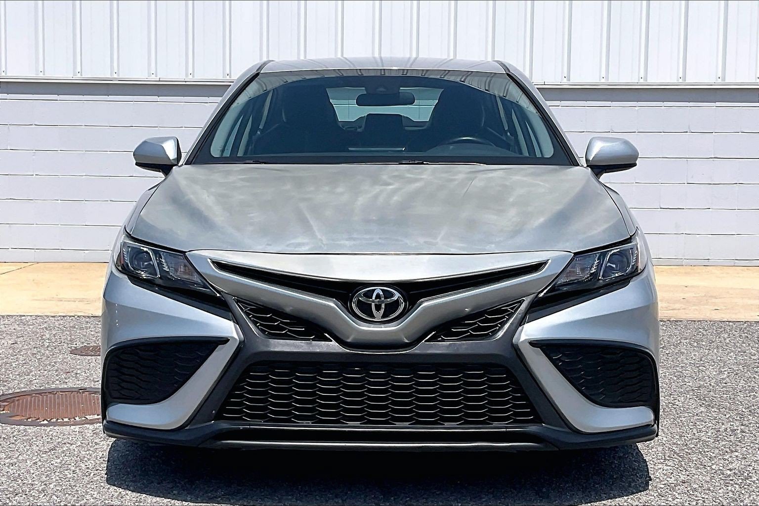 Used 2021 Toyota Camry SE FWD image 3