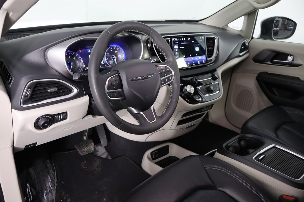 Used 2023 Chrysler Pacifica Touring-L image 25