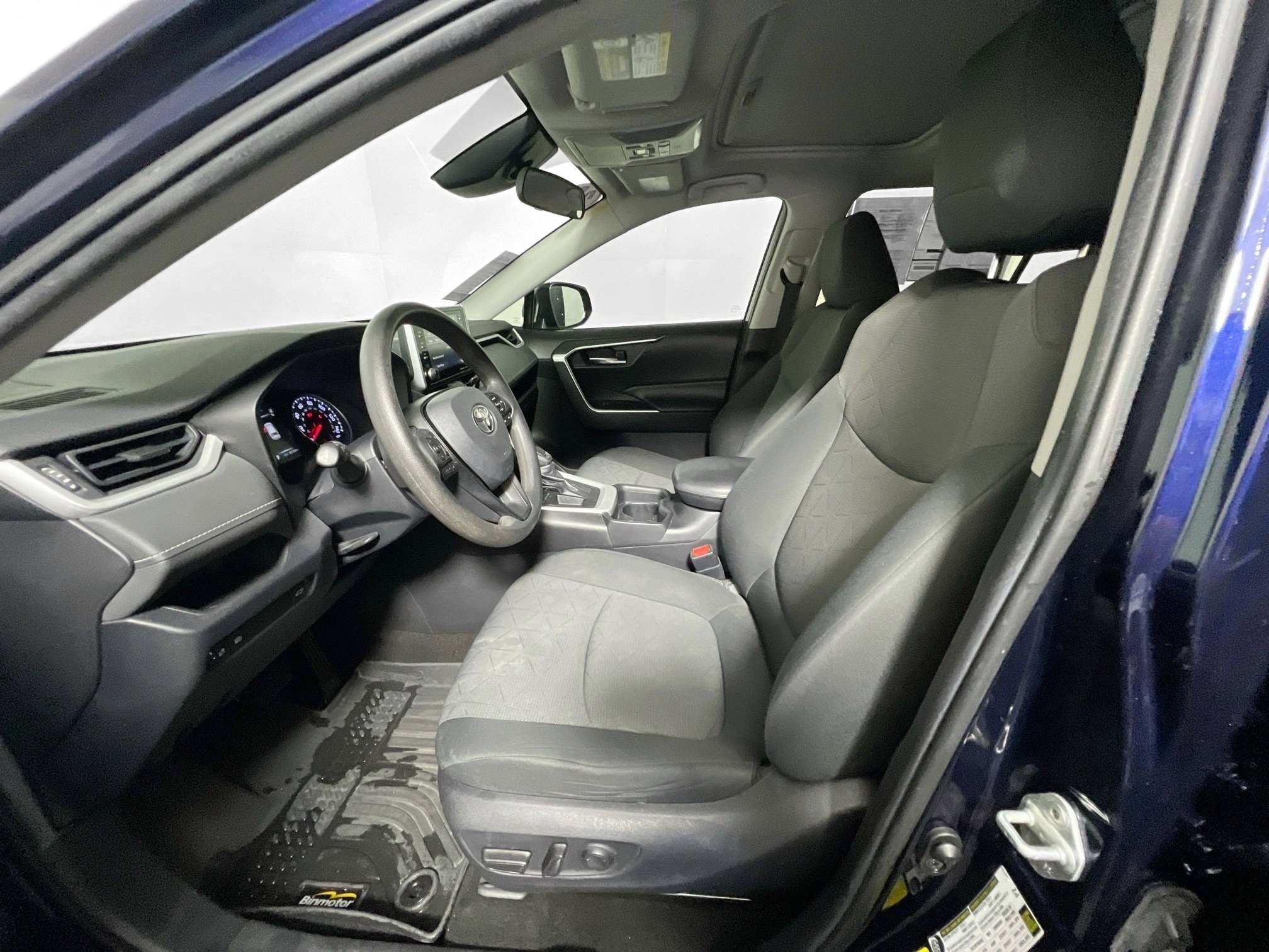 Used 2020 Toyota RAV4 XLE w/ Convenience Package FWD image 14