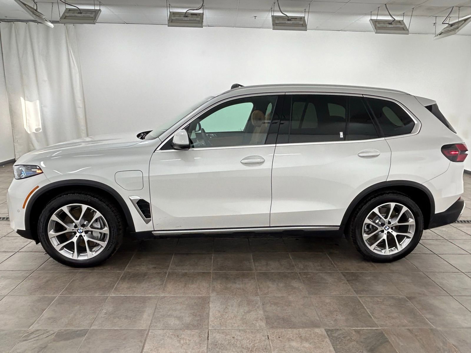 Used 2026 BMW X5 xDrive50e w/ Premium Package image 2