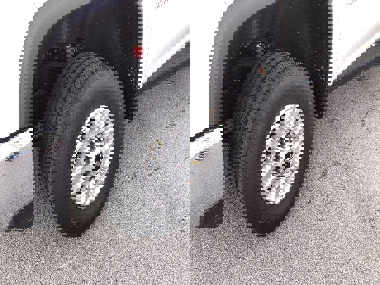 Used 2024 Chevrolet Silverado 2500 LT w/ Convenience Package image 2