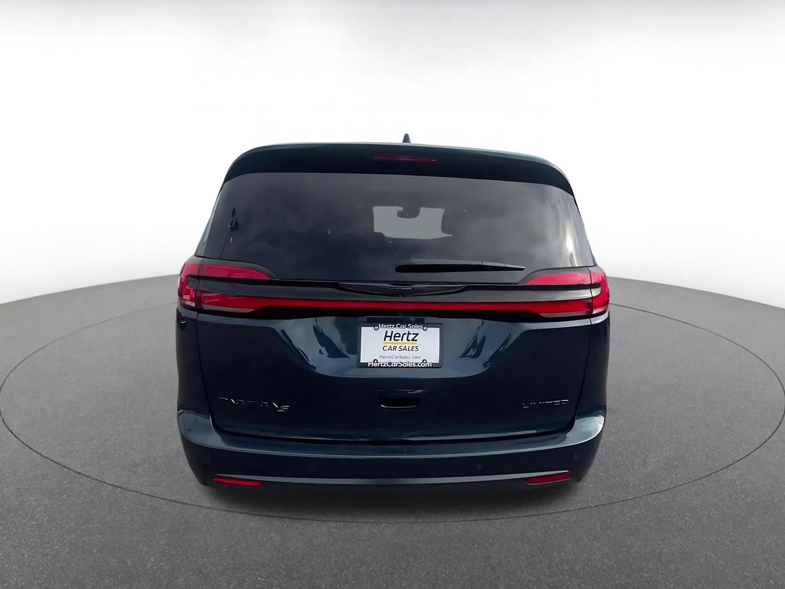 Used 2025 Chrysler Pacifica Limited image 12