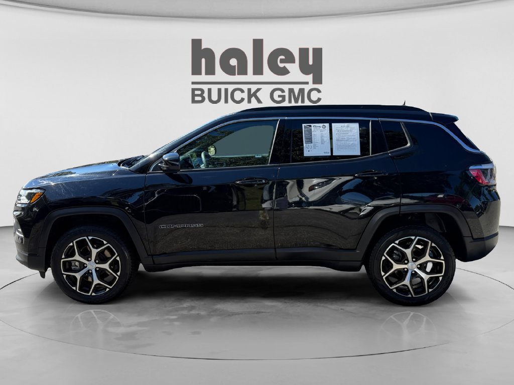 Used 2024 Jeep Compass Latitude AWD/4WD image 2