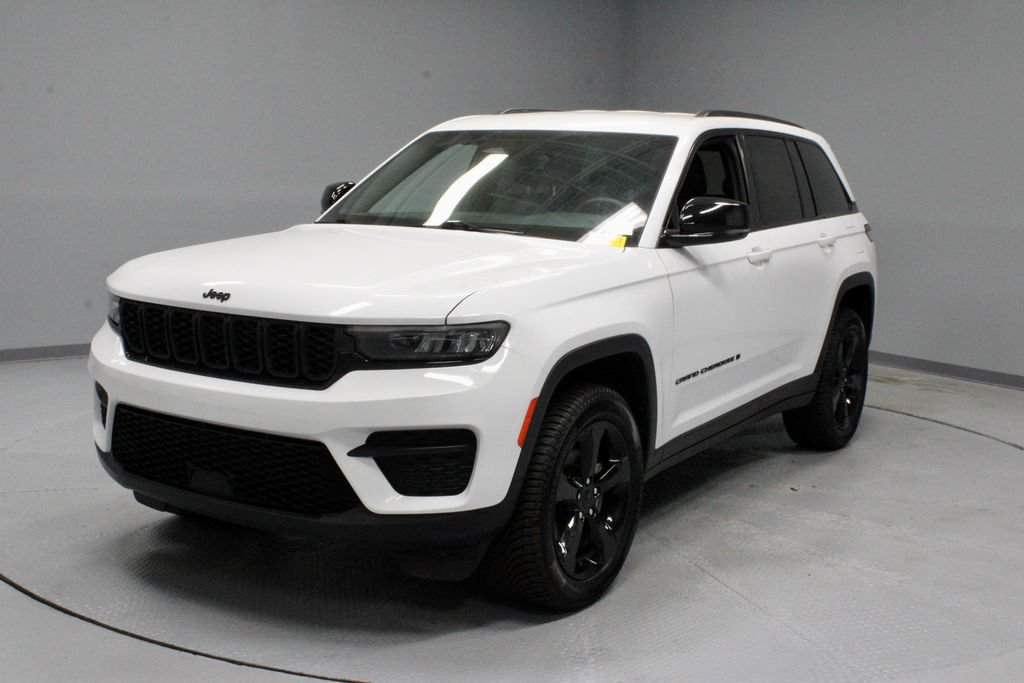 Used 2023 Jeep Grand Cherokee Altitude AWD/4WD image 6