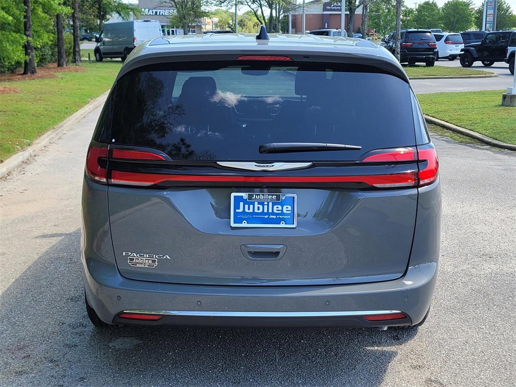 New 2025 Chrysler Pacifica Select image 3