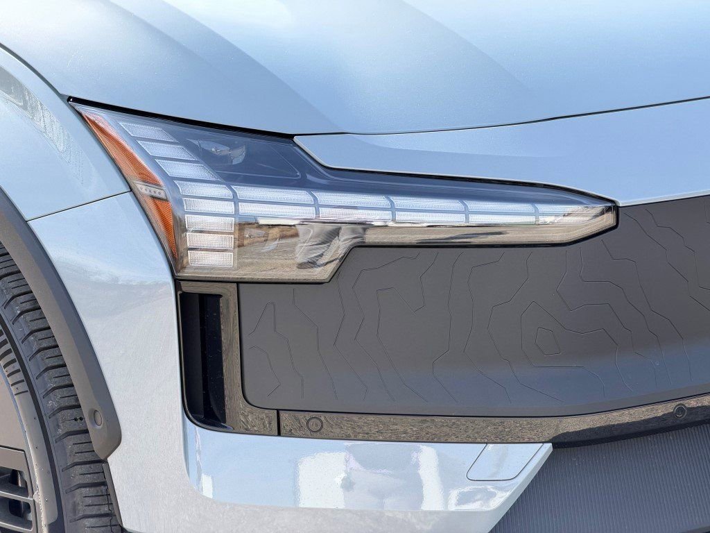 New 2026 Volvo EX30 Cross Country Ultra image 3