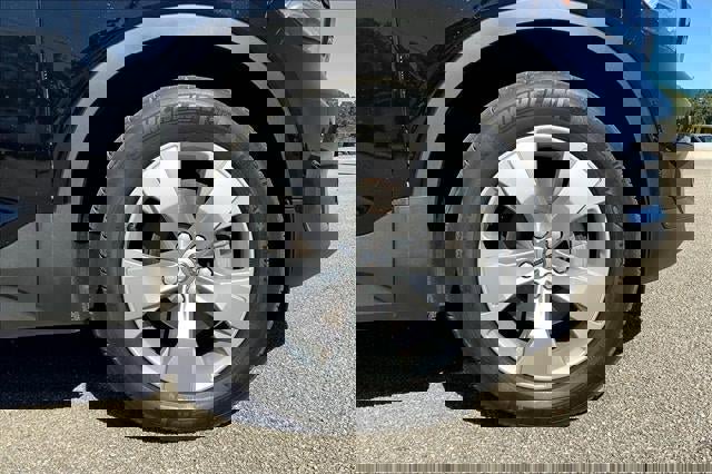 Used 2022 Volvo XC40 T5 Momentum image 42