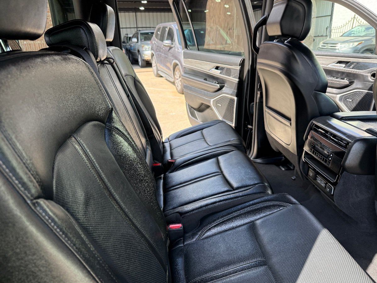 Used 2024 Jeep Wagoneer L Series II w/ Flexible Seating Group AWD/4WD image 15