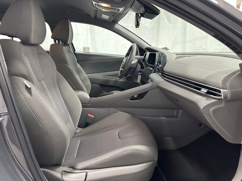 Used 2025 Hyundai Elantra SE image 54