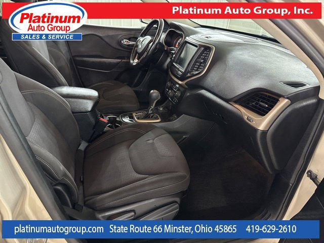 Used 2015 Jeep Cherokee Latitude w/ Comfort/Convenience Group AWD/4WD image 35