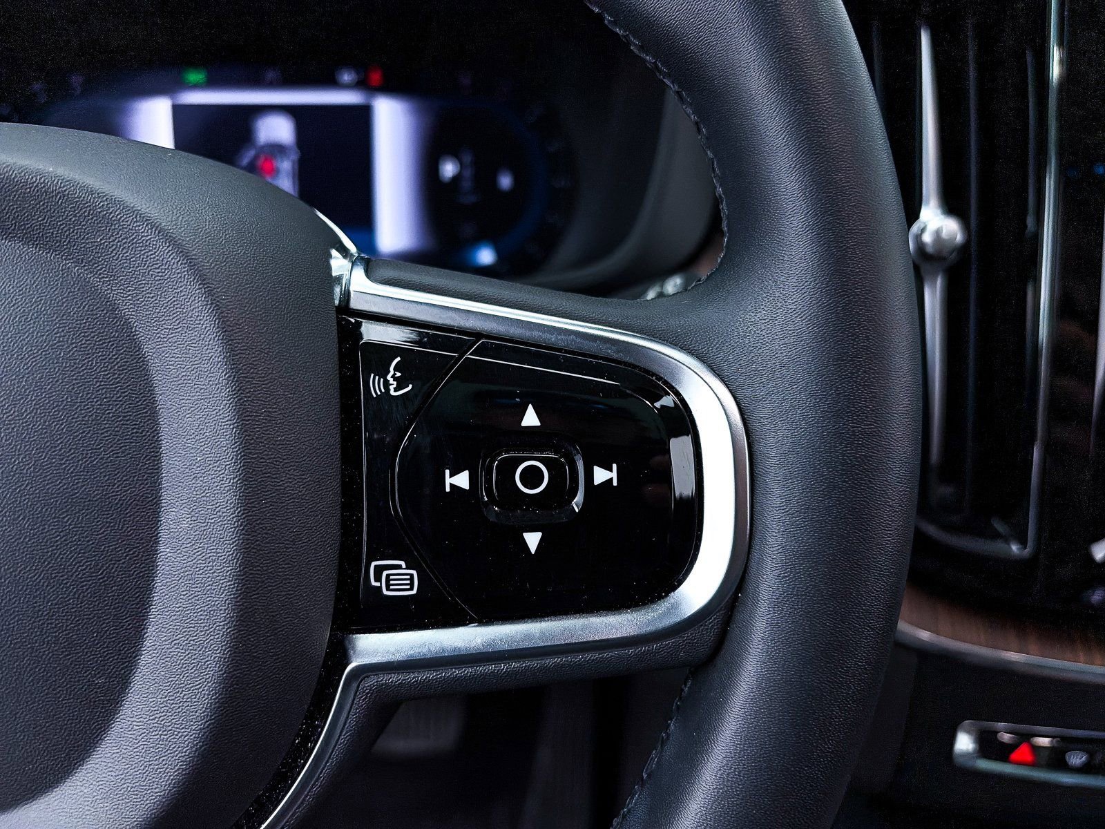 Used 2023 Volvo XC60 B6 Ultimate w/ Protection Package Premier image 34