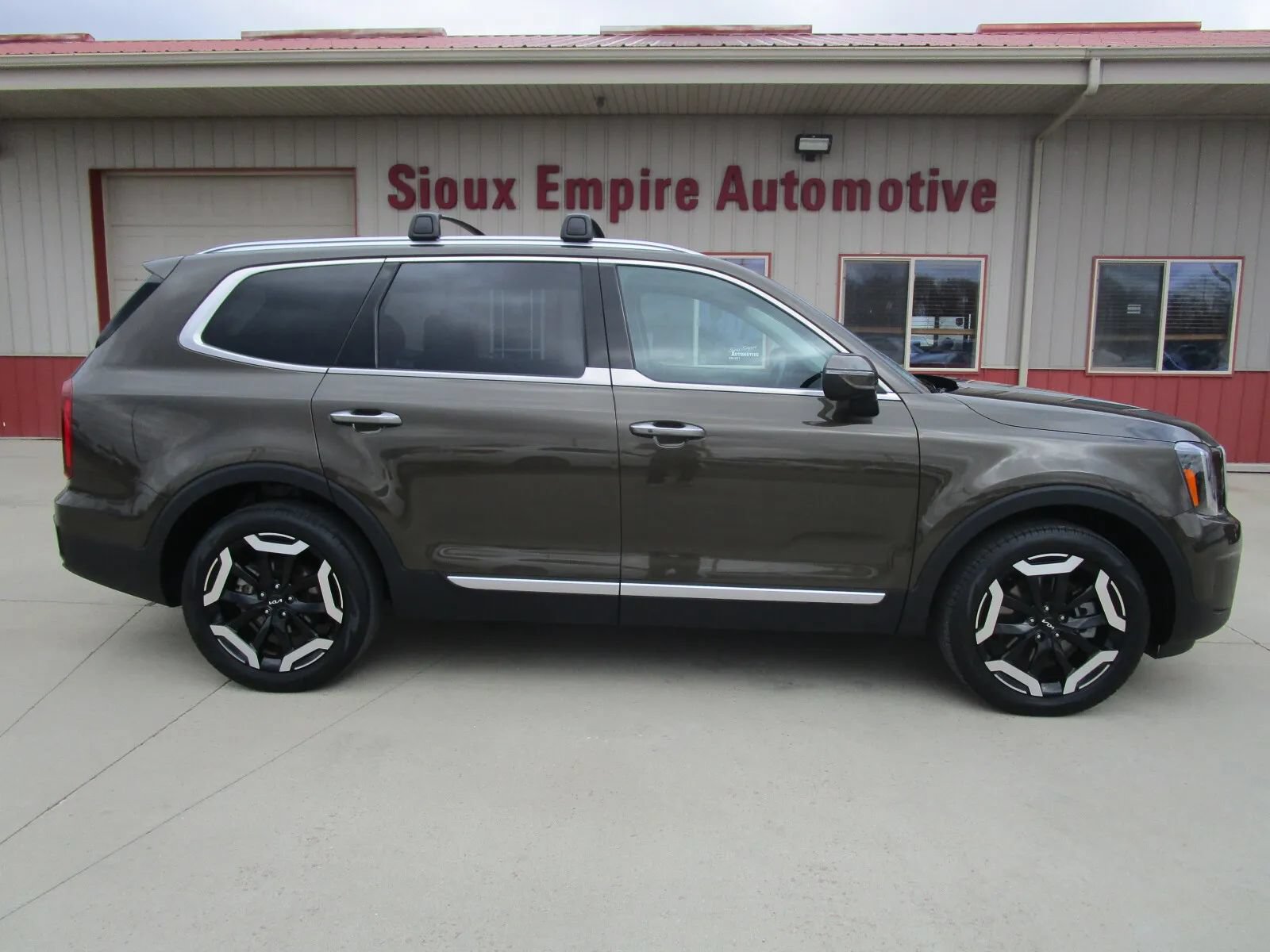 Used 2025 Kia Telluride S AWD/4WD image 2