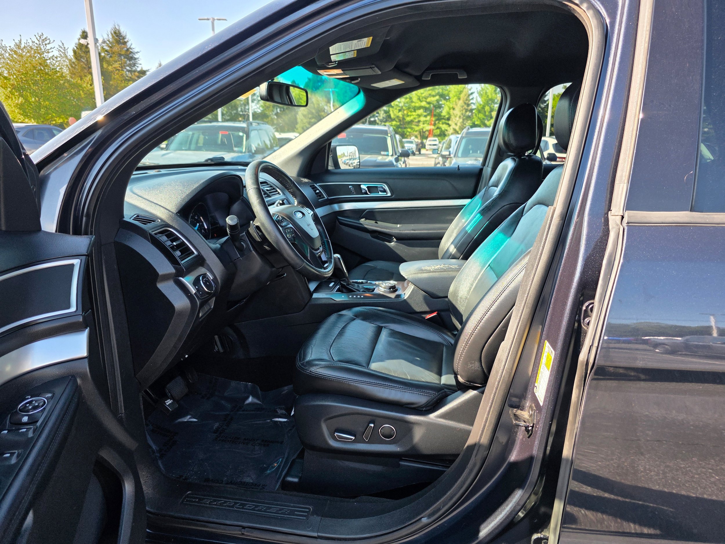 Used 2017 Ford Explorer XLT w/ Equipment Group 202A AWD/4WD image 21