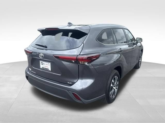 Used 2025 Toyota Highlander XLE FWD image 5