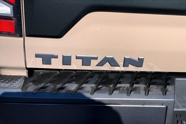 Used 2021 Nissan Titan PRO-4X w/ Pro-4x Convenience Package AWD/4WD image 7