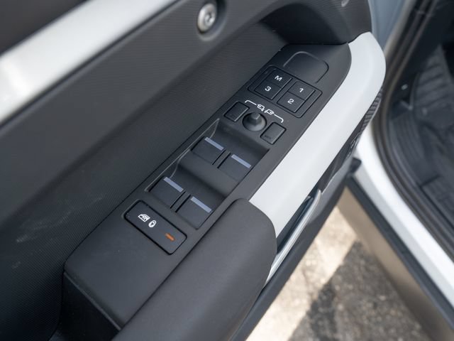 Used 2024 Land Rover Defender 110 SE AWD/4WD image 16