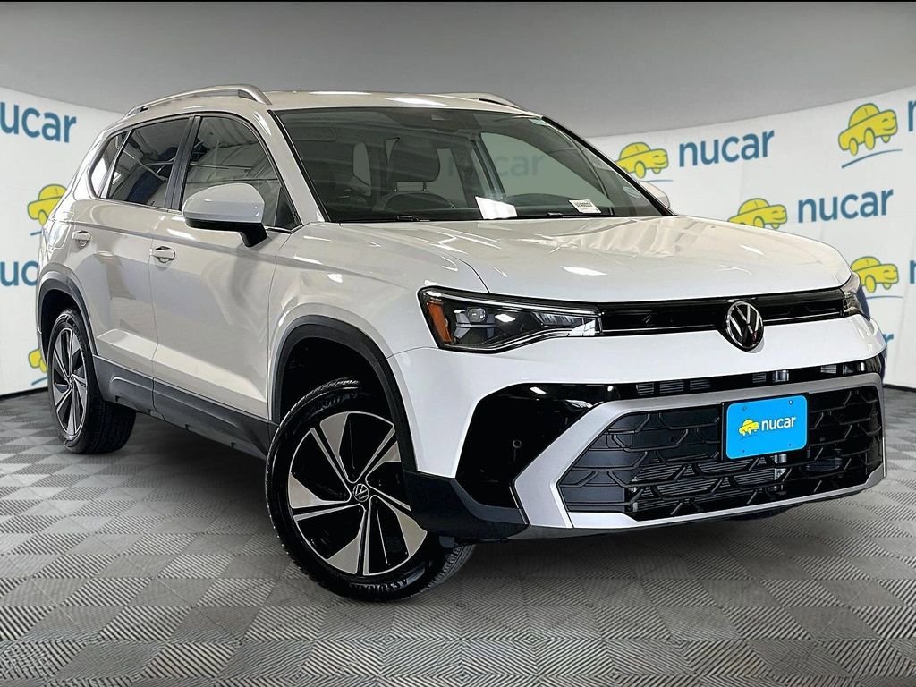 Used 2025 Volkswagen Taos SE AWD/4WD image 1