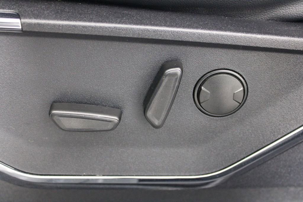 Used 2023 Ford F150 Lariat w/ Trailer Tow Package image 19