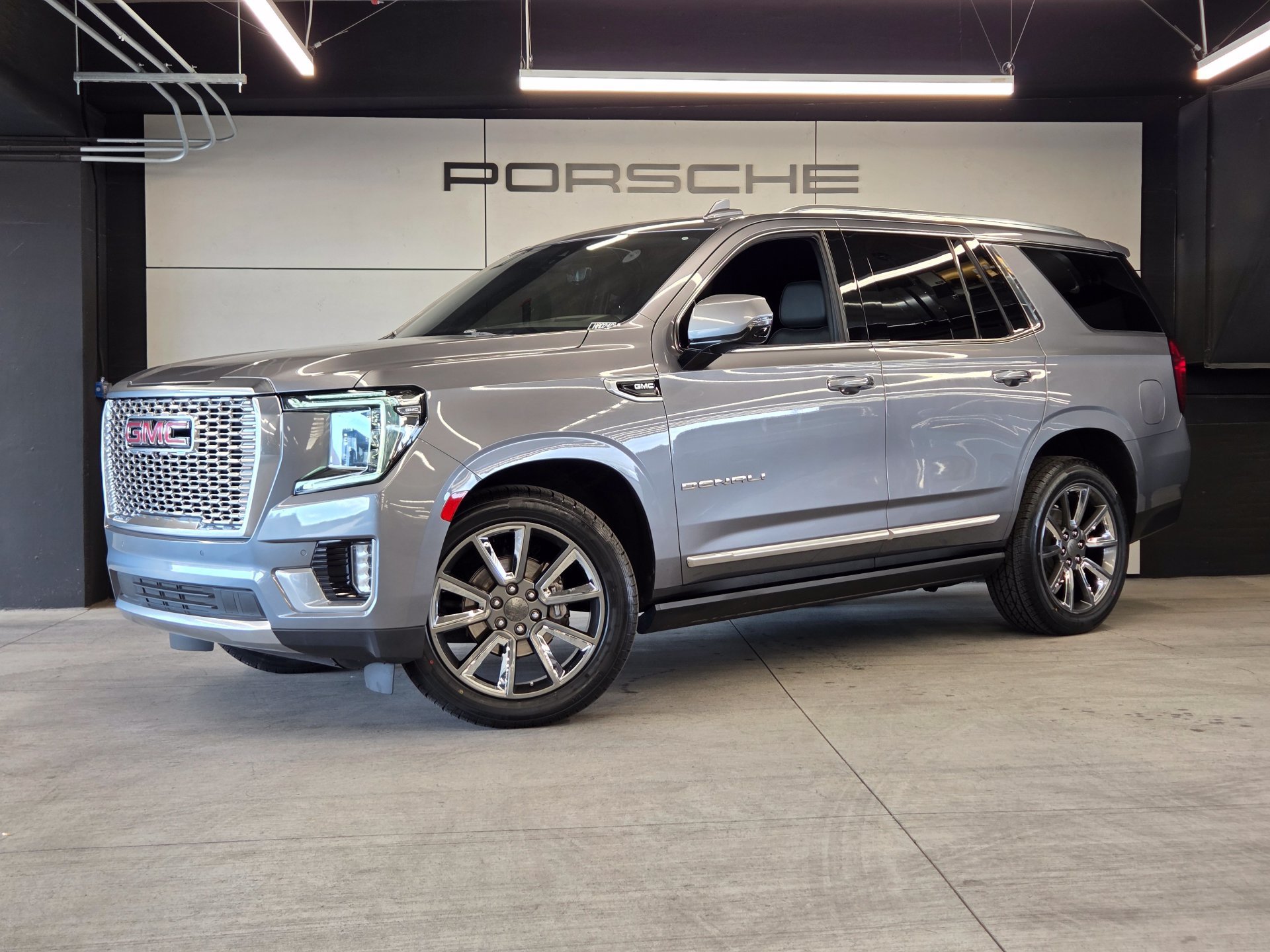 Used 2021 GMC Yukon Denali w/ Denali Premium Package AWD/4WD image 1