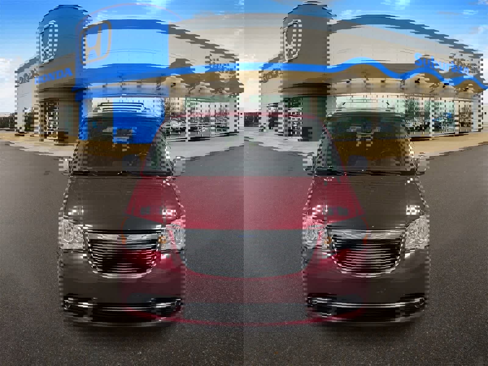 Used 2015 Chrysler Town & Country Touring-L w/ Driver Convenience Group image 3