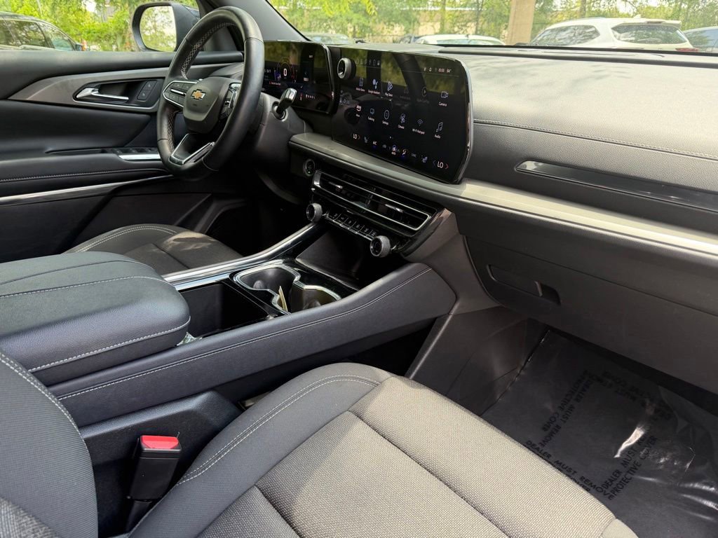 Used 2025 Chevrolet Traverse LT FWD image 11