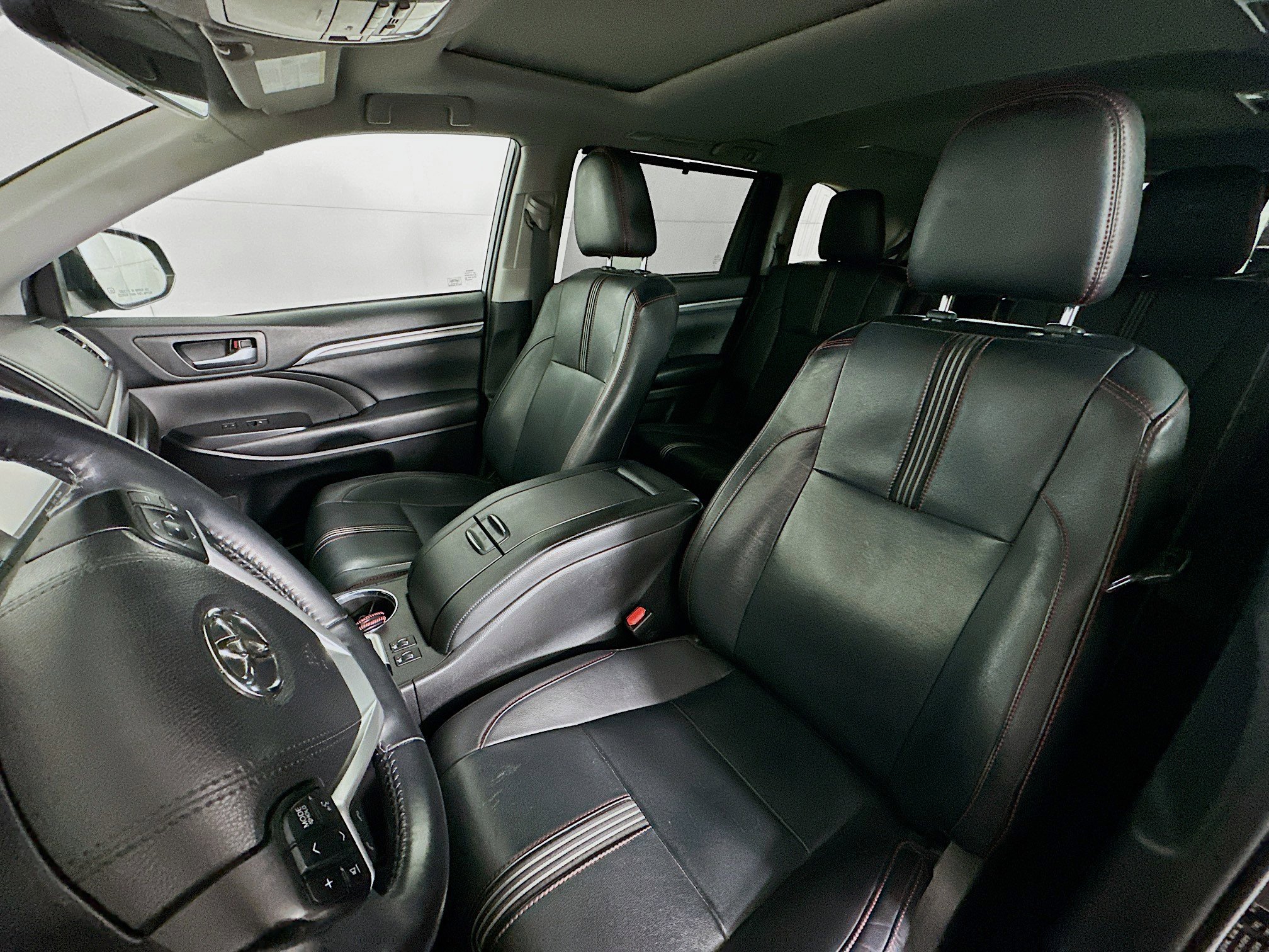 Used 2019 Toyota Highlander SE w/ Nightshade Edition AWD/4WD image 13