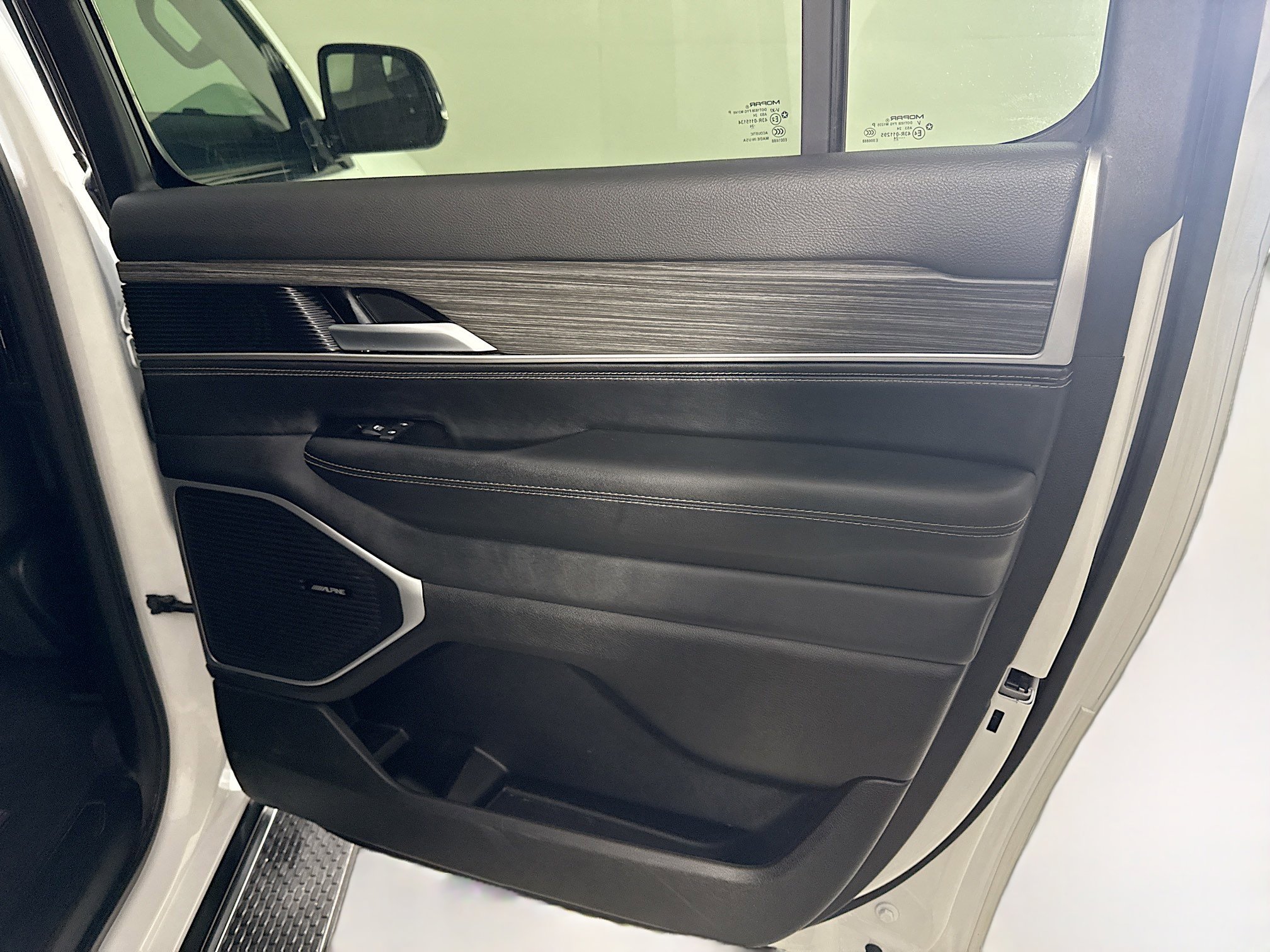 Used 2024 Jeep Wagoneer L Series II w/ Flexible Seating Group RWD image 28