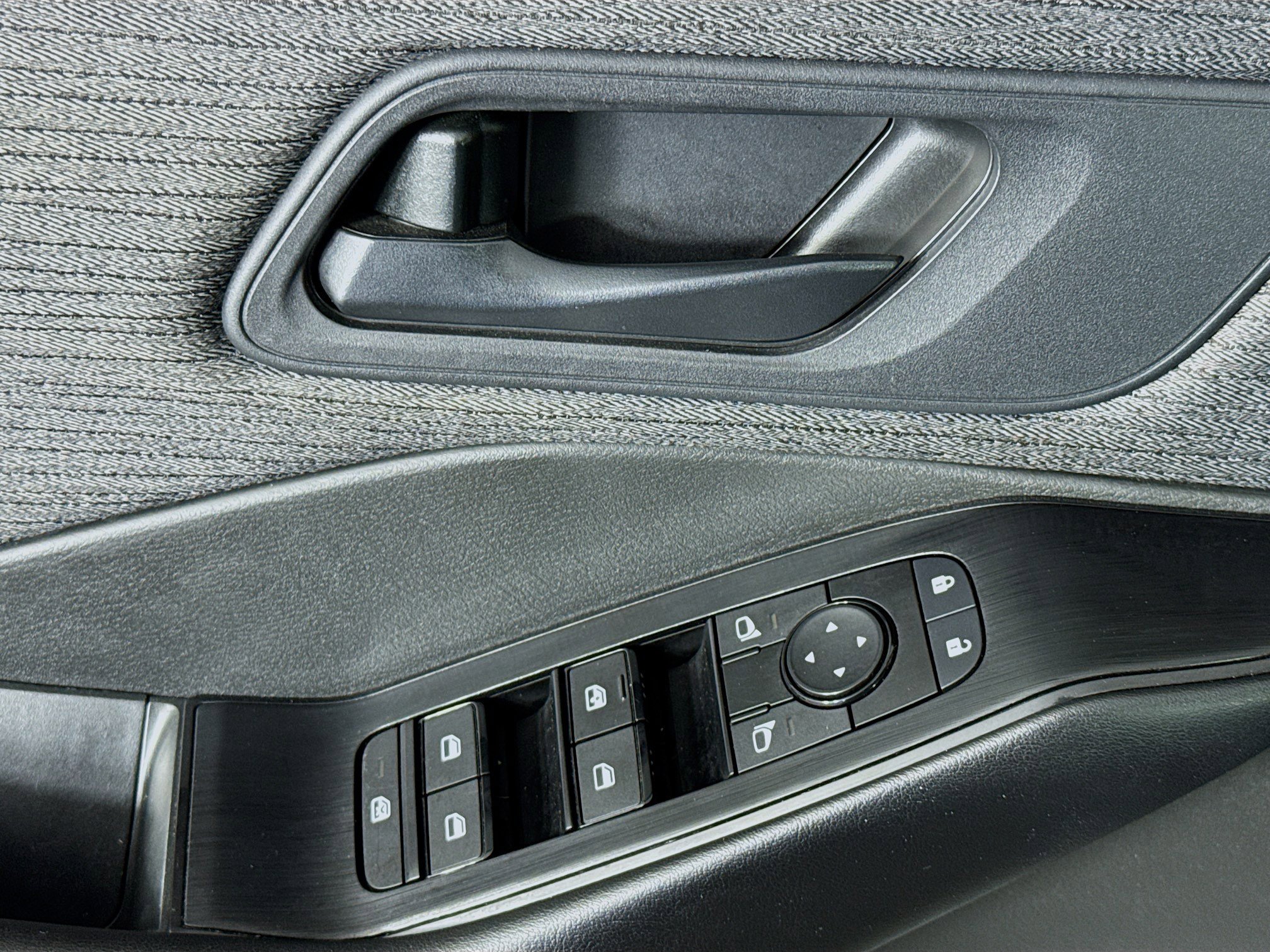 Used 2023 Nissan Rogue S image 23