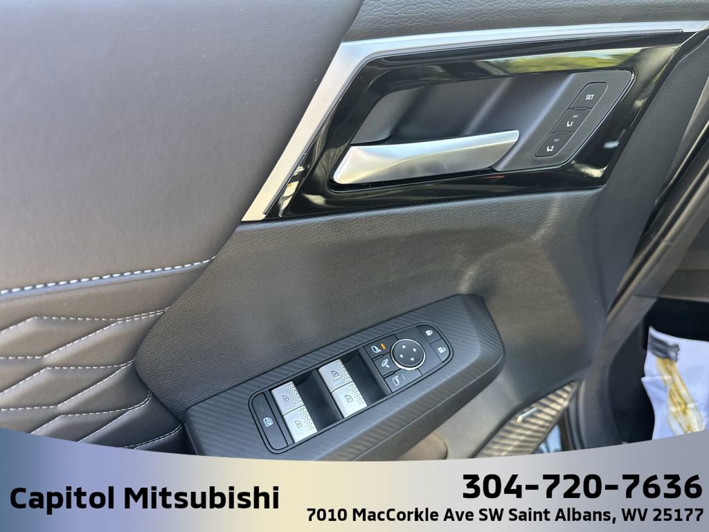 New 2025 Mitsubishi Outlander SEL image 17